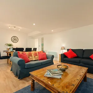 heart-of-edinburghs-historic-old-town-blair-street-sleeps-6.edinburghhotelsuk.org/